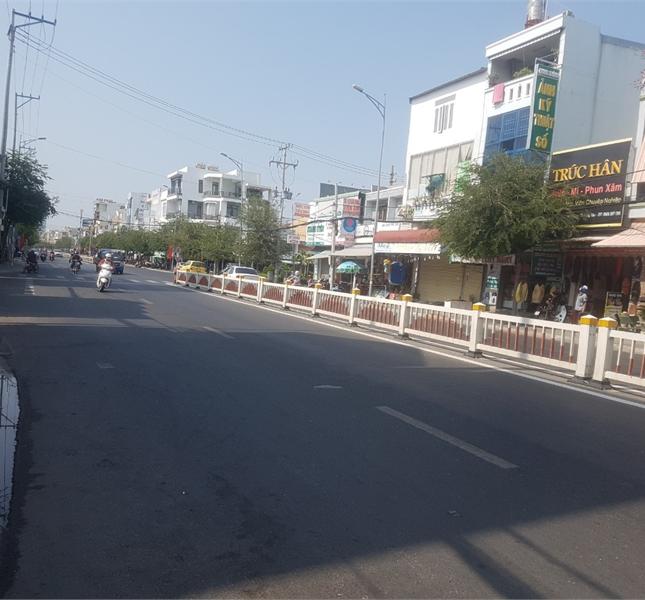 Cho thuê nhà kính đẹp mặt tiền 1 trệt 3 lầu đường 30/4, TP Vũng Tàu