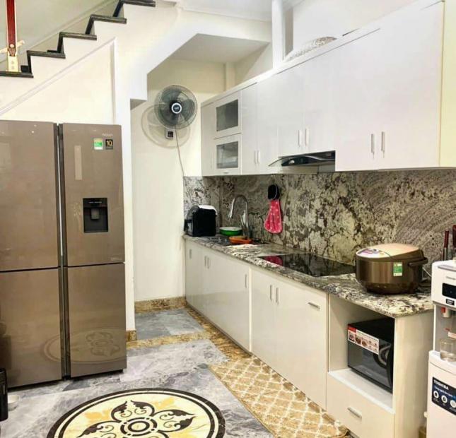 Bán nhà Hồng Tiến 37m2x5 tầng, oto vào nhà 5 tỷ 