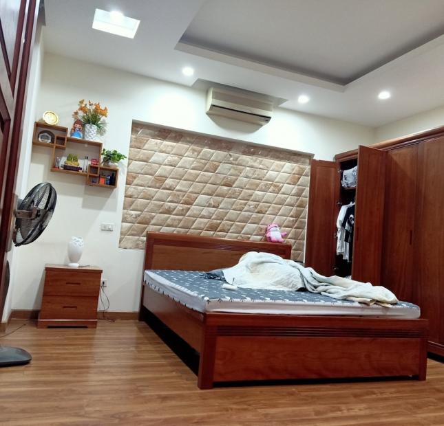 Bán nhà cạnh chợ Hà Đông, 40m2 5 tầng ngõ thông ô tô đỗ cửa giá 4.5 tỷ