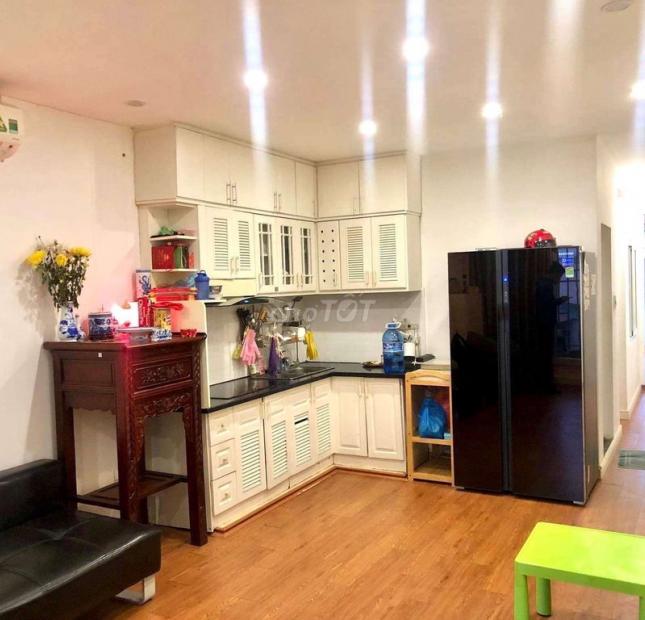 Chuyển công tác vào Nam - Bán nhà Tập Thể phố Thái Thịnh Dt; 50m2, giá 2.48 tỷ, Đẹp ở luôn.