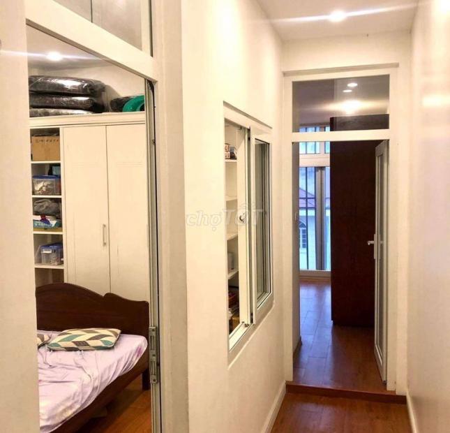 Chuyển công tác vào Nam - Bán nhà Tập Thể phố Thái Thịnh Dt; 50m2, giá 2.48 tỷ, Đẹp ở luôn.