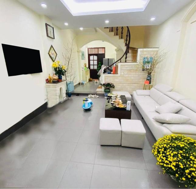 Bán nhà Đội Cấn, bãi oto, vuông vắn, để lại nội thất, 55m2 cực rộng x4T Giá chỉ 6.5 tỷ