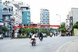 Chinh chủ bán 162m2 đất  măt phố Lac Long Quân, MT8,5m, giá 64,5tỷ