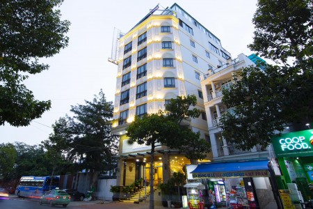 Bán khách sạn 166m2 mặt phố Châu Long xây 8 tầng mặt tiền 5.5m sát Hồ Trúc Bạch giá 75 tỷ