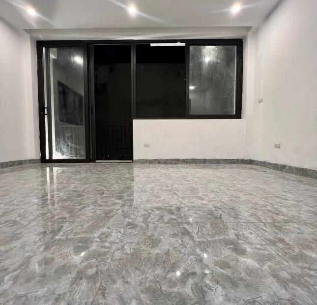 Bán nhà Hồng Tiến - Long Biên, 80m2, 5T, 5.3m MT, giá 11.8 tỷ, với tiện ích công năng cao.