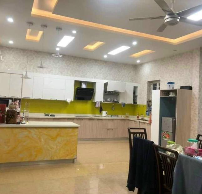 Bán biệt thự đường ĐInh Tiên Hoàng, Đông Nam Cường, TP HD, 300m2, mt 15m, vị trí đẹp nhất HD