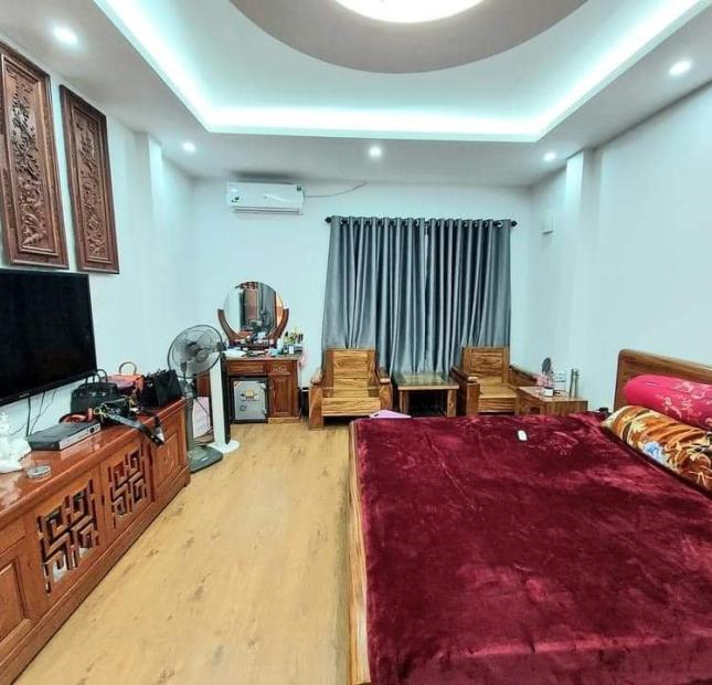 Nhà bán Trng Kính, Mặt ngõ to oto chạy các ngả, thông thoáng,đang mở cửa hàng buôn bán , tiện ích rất gần nhà, ba bước ra Phố lớn🥰 