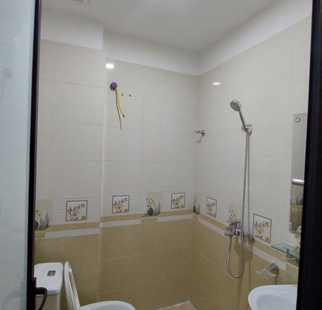 Bán nhà Khâm Thiên 70m2 x 3T, nhỉnh 4 tỷ, sổ riêng