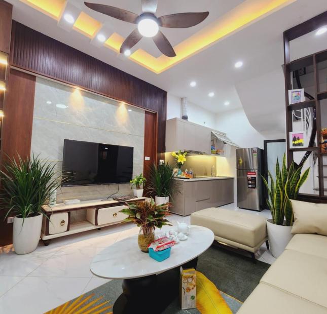  Nhà đẹp Trường Chinh ở ngay, ngõ ba gác, khuyến mãi nội thất, 31m x 5T, chỉ 4,85 Tỷ.