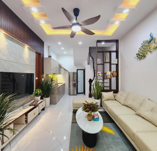  Nhà đẹp Trường Chinh ở ngay, ngõ ba gác, khuyến mãi nội thất, 31m x 5T, chỉ 4,85 Tỷ.