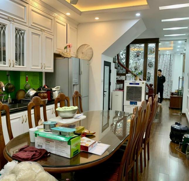 Bán Nhà Việt Hưng, Long Biên 42m2,4T, giá 7,5 tỷ( nhà đẹp, ngõ ôtô tránh, ôtô vào nhà)
