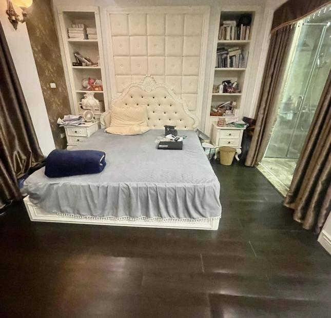 Cần bán gấp nhà Đường Láng 49m2 MT 5.3m nhà đẹp ở ngay Gara