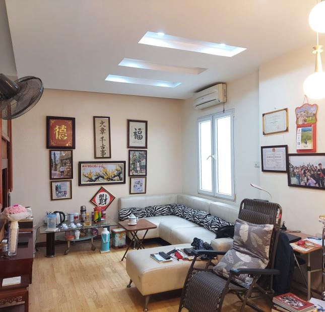 Cần bán gấp nhà phố Bồ Đề, ô tô, lô góc, 55 m2, 5 tầng, giá chỉ 6 tỷ.