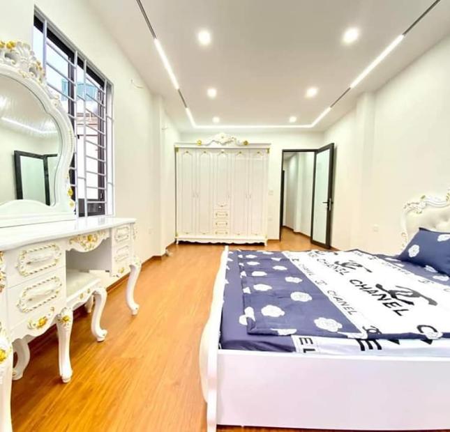 Bán nhà Trương Định , 30m2 , ô tô đỗ cửa, phân lô, Tặng toàn bộ nội thất.