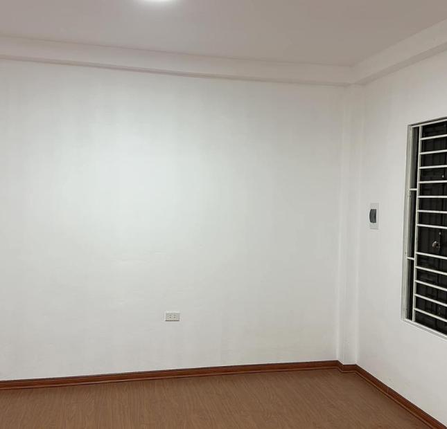 Giá Tốt. Chuyển Công Việc Bán Nhà Phúc Lợi, Long Biên 4T, 35m2 chỉ 2,4 tỷ