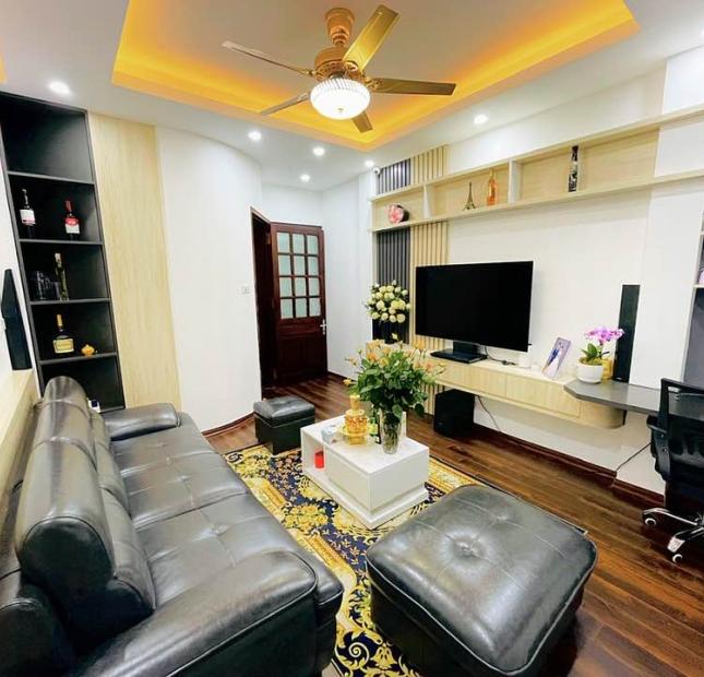 Bán nhà ngõ 61 phố Hoàng Cầu 35m2, 5T, MT3.6 view Quận Uỷ, Hồ Đống Đa 10m ra ô tô tránh