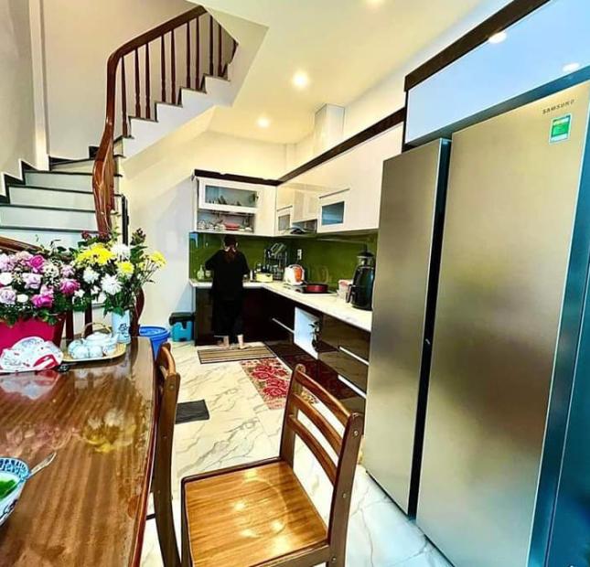 Bán nhà Minh Khai, 35 m x 5 tầng , chủ nhà là thầy phong thủy , 4 tỷ