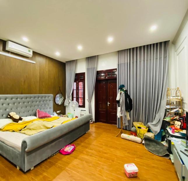 Nhà đẹp Láng Đống Đa tặng full nội thất tương lai mặt phố diện tích 90m2 mặt tiền 5m.