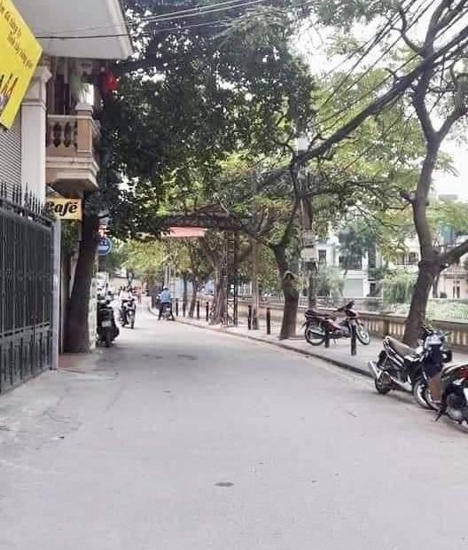 BÁN TÒA VĂN PHÒNG MỚI- CẦU GIẤY-105m,7t,24 tỷ x-THANG MÁY-GARA Ô TÔ-VIEW HỒ ĐIỀU HÒA-HÀNG XÓM QUẬN ỦY