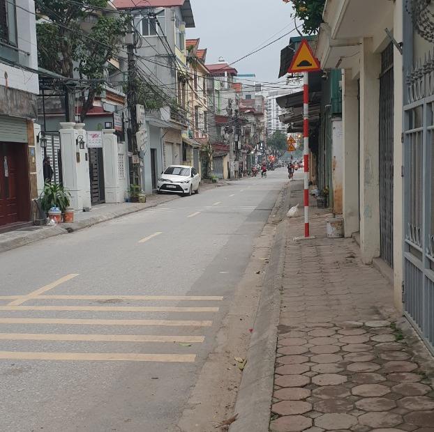 Bán GẤP Đất phố Kẻ Tạnh Giang Biên, ô tô tránh, DT 60m2, MT 5.3m, nhỉnh 4 tỷ