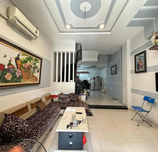 Xe hơi đậu cửa, 65m2, 6PN, Cách Mạng Tháng Tám, Q10, Giá 11.4 tỷ