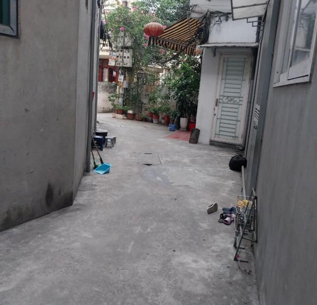 Bán nhà nhỏ tiền Yên Hòa, Cầu Giấy, ngõ to, 3 gác đỗ cửa, 2.25 tỷ