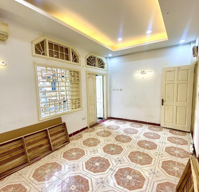Bán nhà Hào Nam 40m Ô tô vào nhà mặt tiền rộng Kinh doanh Giá mềm