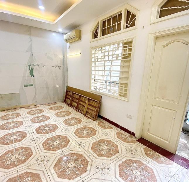 Bán nhà Hào Nam 40m Ô tô vào nhà mặt tiền rộng Kinh doanh Giá mềm