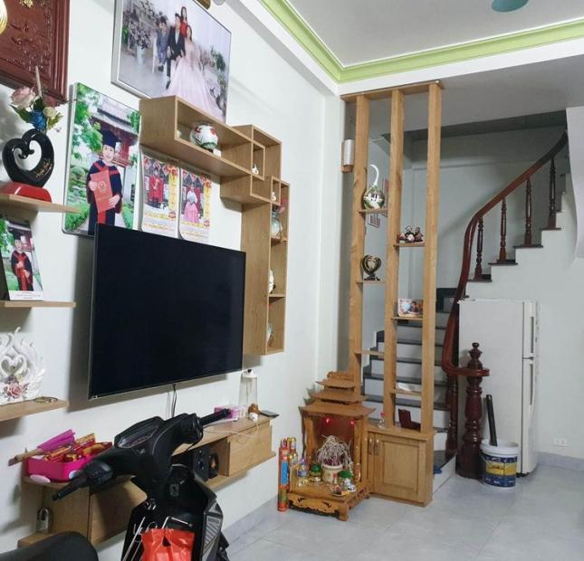 Nhà Nguyễn Văn Cừ, Long Biên 35m2, 5T giá 3,3 tỷ ( Lô góc, ngõ nông)