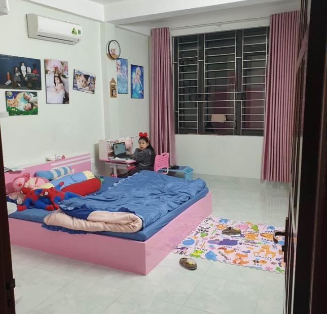 Nhà Nguyễn Văn Cừ, Long Biên 35m2, 5T giá 3,3 tỷ ( Lô góc, ngõ nông)