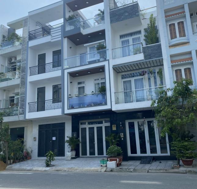 Bán nhà mặt tiền đường số Phạm Hữu Lầu, Q7, Dt 4x18m, 3 lầu, 4pn, 5wc, Giá 11,9 tỷ.