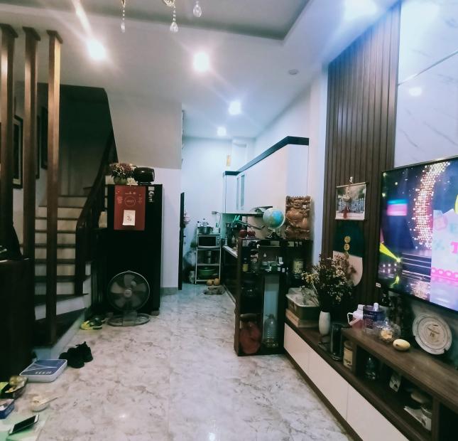 Bán nhà Nguyễn Sơn, Long Biên, 5 tầng, 33m2 , GẦN PHỐ, Đủ NỘI THẤT. ĐT: 0357613689