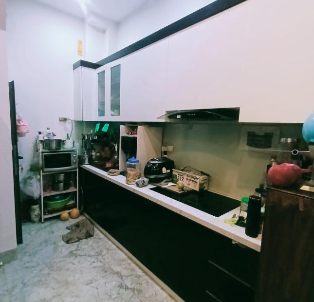 Bán nhà Nguyễn Sơn, Long Biên, 5 tầng, 33m2 , GẦN PHỐ, Đủ NỘI THẤT. ĐT: 0357613689