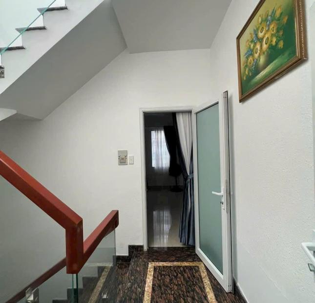 Bán nhà đường Nguyễn Tri Phương, Quận 10, hẻm rộng, 50m2, 4 tầng, giá chỉ 9.x tỷ