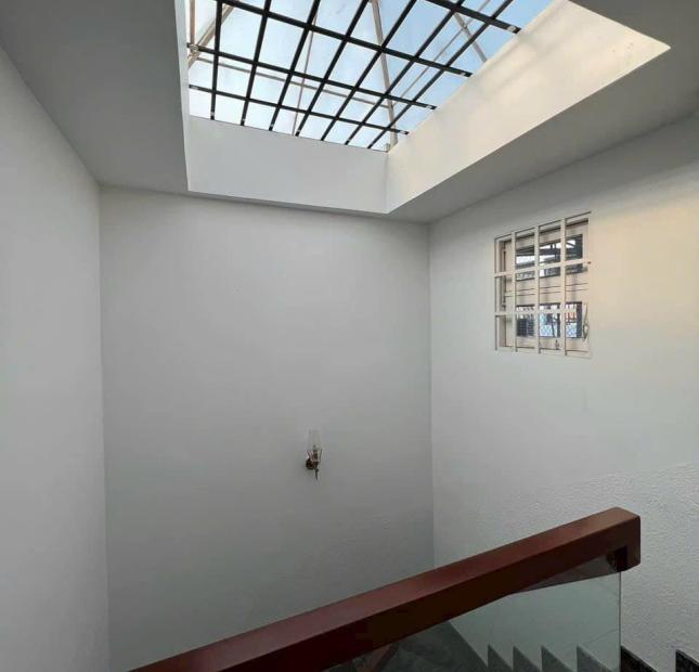 Bán nhà đường Nguyễn Tri Phương, Quận 10, hẻm rộng, 50m2, 4 tầng, giá chỉ 9.x tỷ