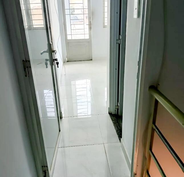 Bán nhà đẹp đường số 12, Bình Tân, 18m2, 2.5x7, 3 tầng, 2PN, chỉ 2.1 tỷ TL chính chủ.