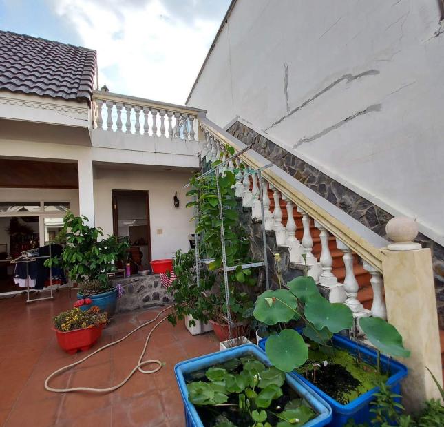 Cho thuê villa gần Trường BIS Nguyễn Văn Hưởng,200m2,3 lầu 4pn gara, thuê tự do.65tr