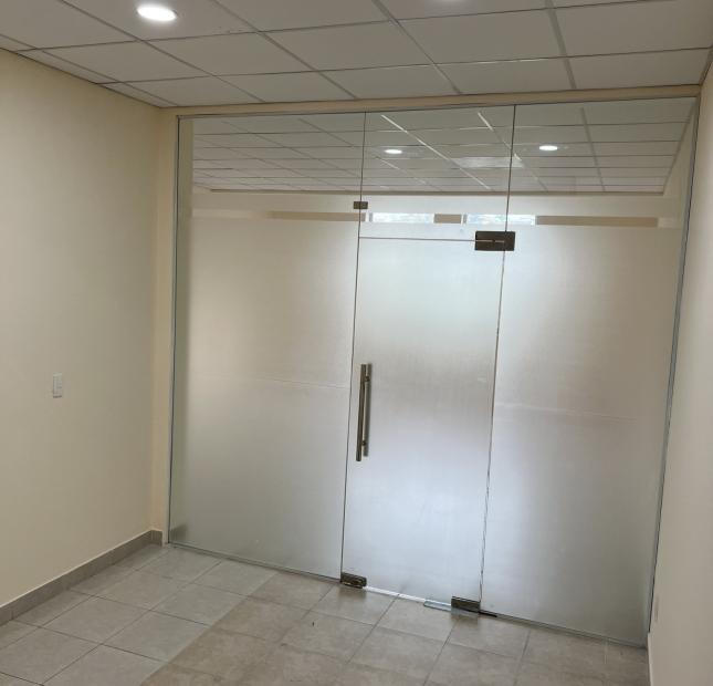 Cho thuê nhà phố mặt tiền đường Nguyễn Văn Linh, giá 50 triệu