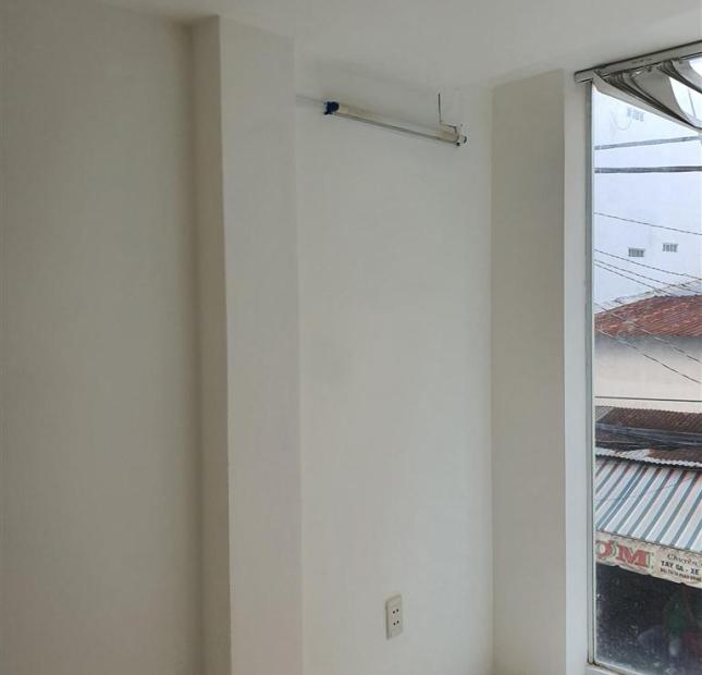 Phan Đăng Lưu Phòng master 1 khách bếp 1 phòng ngủ giá 6 tr