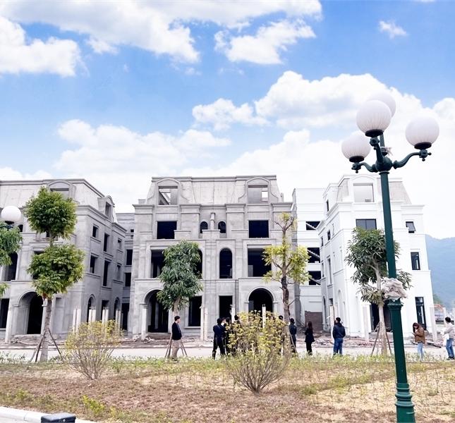 Biệt Thự nghỉ dưỡng trên đường bao biển TP Hạ Long, giá chỉ 11.8 tỷ/lô, DT Sàn 287m, ôm trọn công