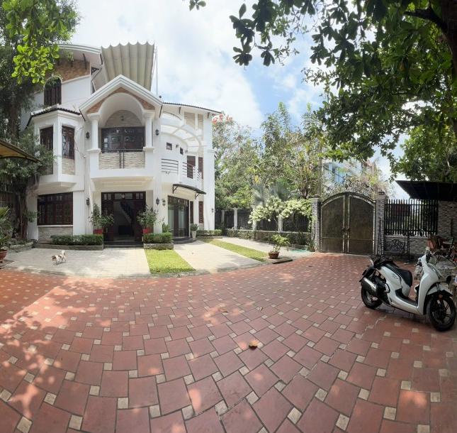 Cho thuê villa sân vườn rộng 400m2 3 lầu 4pn đường nội bộ Nguyễn Văn Hưởng.71tr