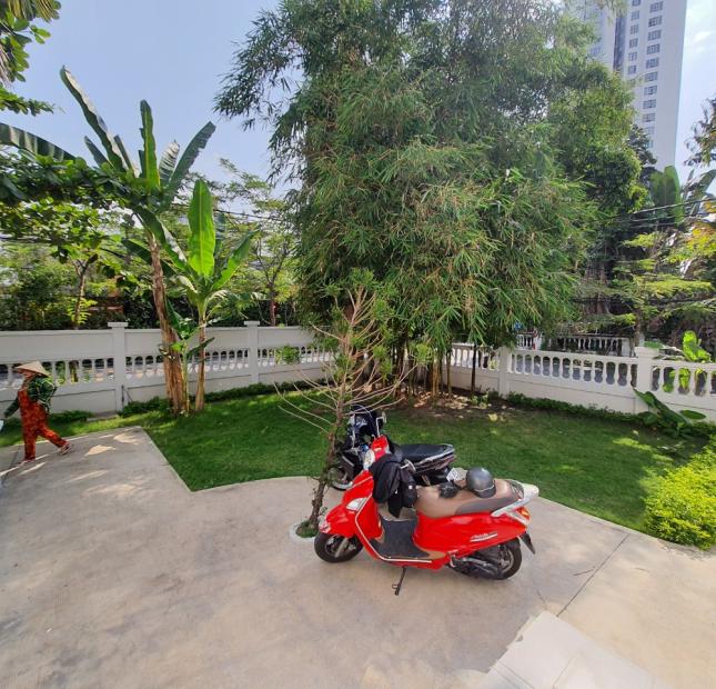 Cho thuê villa sân vườn 500m2 gần ĐH Văn hóa đường Quốc Hương, 2 lầu 4pn giá 107tr