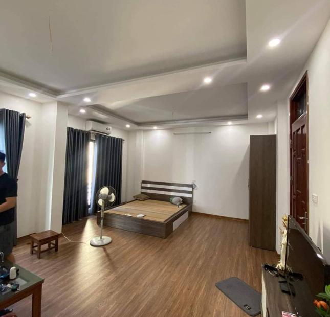 bán nhà  gần Hồ 45m x 5 tầng, mt: 6.3m
CÁCH 10m RA HỒ - 5M RA Ô TÔ TRÁNH