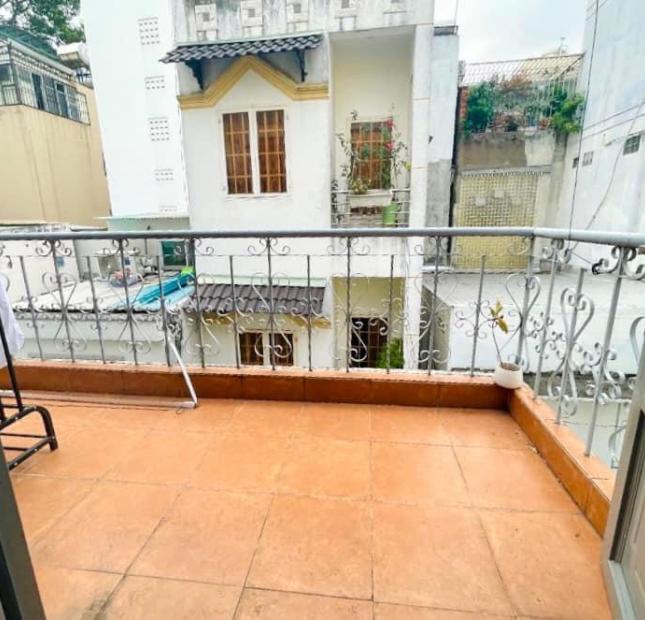 Bán đất tặng nhà, cách 3 căn ra MT Trần Quang Diệu, 3 tầng, 5PN, ngangn 5m, 68m2, 7.8 tỷ