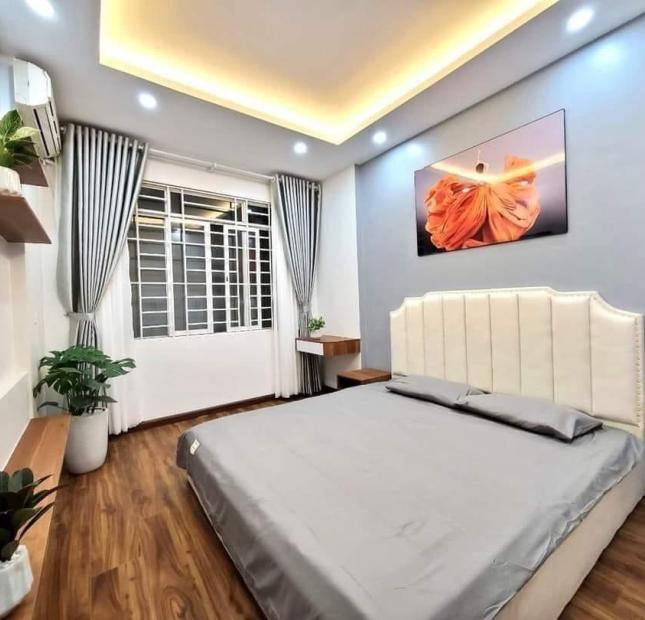 Bán nhà Nguyễn Ngọc Vũ , nhà Mới, ngõ Thông , gần Ô TÔ 30m2 giá 3,99 tỷ (có thương lượng)