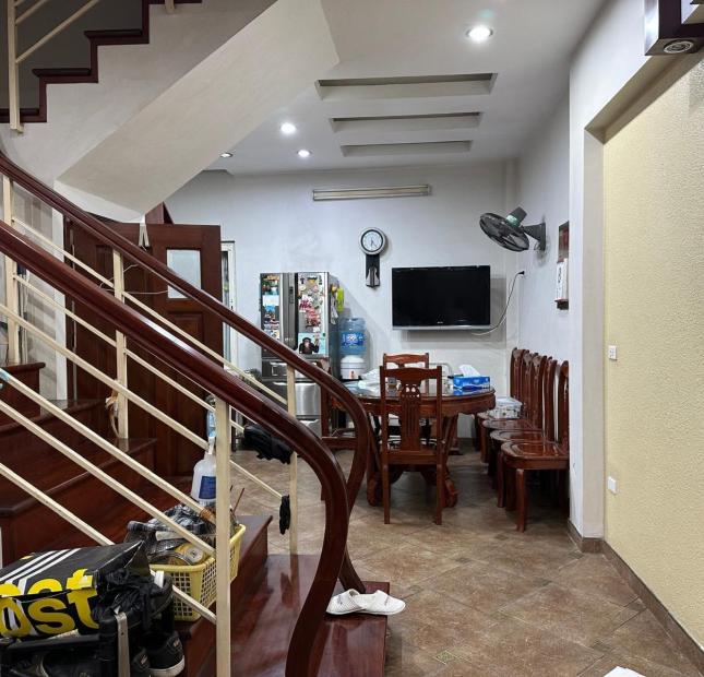 Cho thuê nhà liền kề Trần Kim Xuyến. DT 80m2, 4.5 tầng. Giá 37 tr/thg