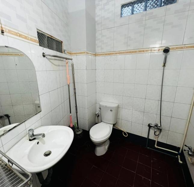 Gấpbán nhà cách 20m ra NguyễnVănNghi Chợ Gòvấp 65m 3tầng Giá 6tỷ8TL.