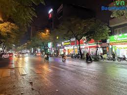 Bán nhà cấp 4 mặt phố Xuân La. Dt 316m2 căn góc, vỉa hè 6m, KD sầm uất giá 350 tr/m2