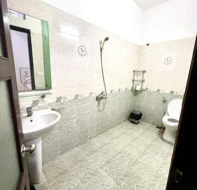 Tôi cần cho thuê lâu dài nhà 4 tầng đã làm nội thất rất đẹp để phục vụ kinh doanh