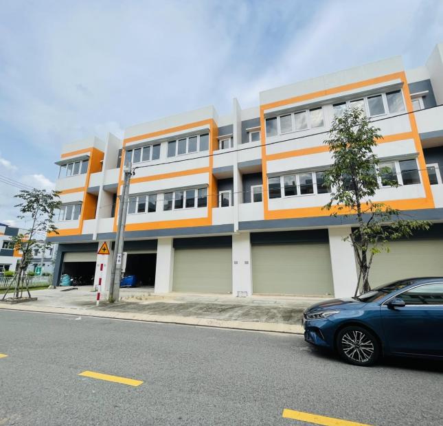 Cần Bán Gấp Căn Shophouse 1 trệt 2 lầu mặt tiền chính kinh doanh